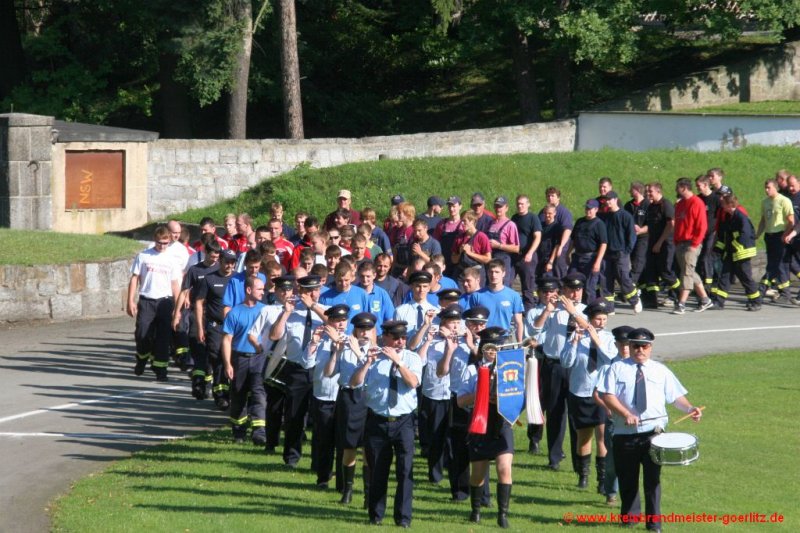 Einmarsch Feuerwehrsportler ins Stadion Löbau